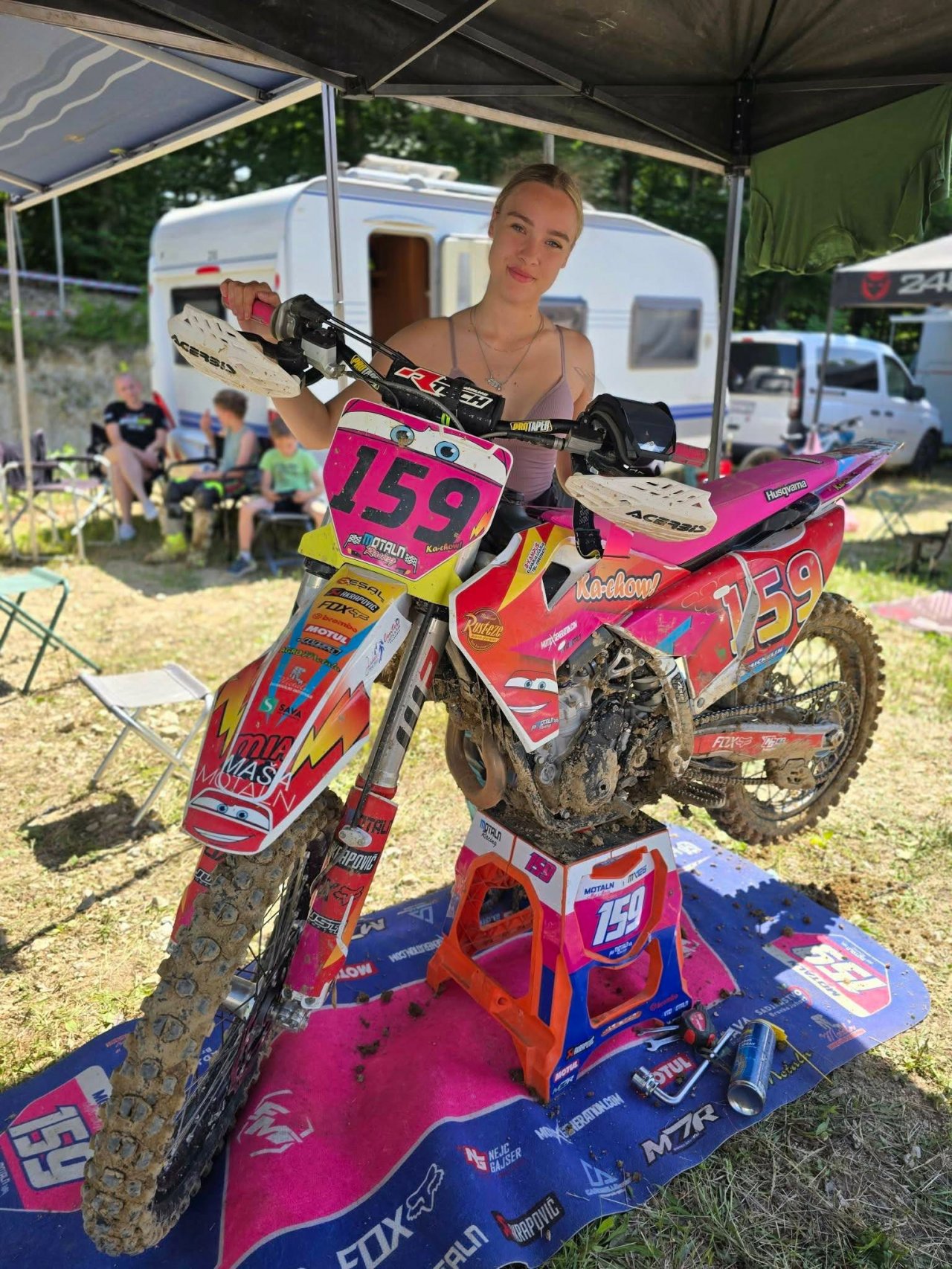 Mlada slovenska motokrosistka osvaja vrh regije kljub sistemskim oviram 